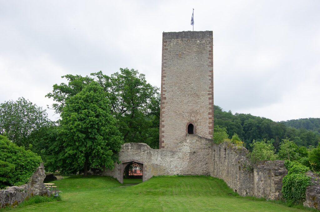 Die Burgruine Greene mit ihrem Bergfried über dem Leinetal